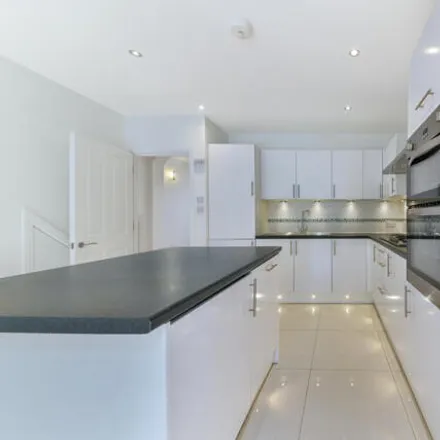 Image 4 - Russell Road, London, SW19 1PA, United Kingdom - Townhouse for rent