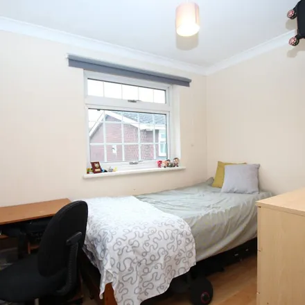 Rent this 4 bed apartment on Smith Street in London, KT5 8SL