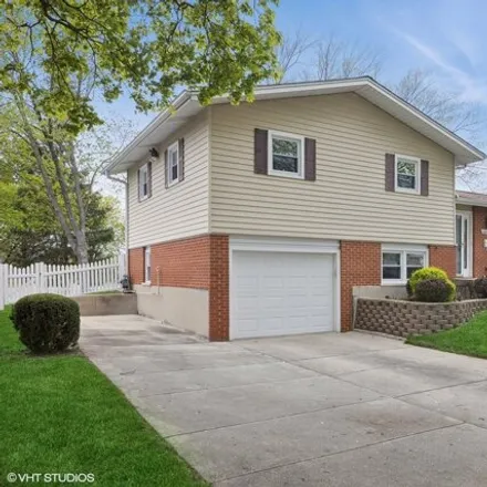Image 2 - 6864 Meadowcrest Drive, Downers Grove, IL 60516, USA - House for sale