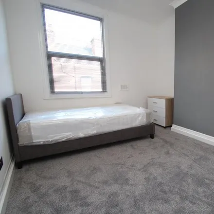 Image 4 - Lucas Street, Leeds, LS6 2JD, United Kingdom - House for rent