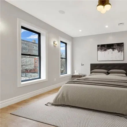 Image 7 - 224 Grant Avenue, New York, NY 11208, USA - Townhouse for sale