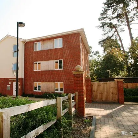 Rent this 2 bed apartment on Heatherwood Hospital in Ascot, SL5 7FN