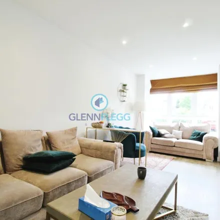 Rent this 4 bed townhouse on Bath Road in Slough, SL6 0PE