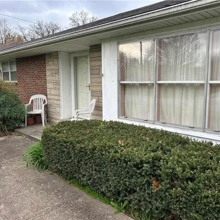 Image 3 - 1043 Springdale Drive, Jeffersonville, IN 47130, USA - House for sale
