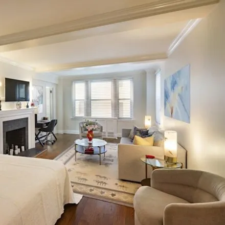 Image 2 - 215 East 73rd Street, New York, NY 10021, USA - Apartment for sale