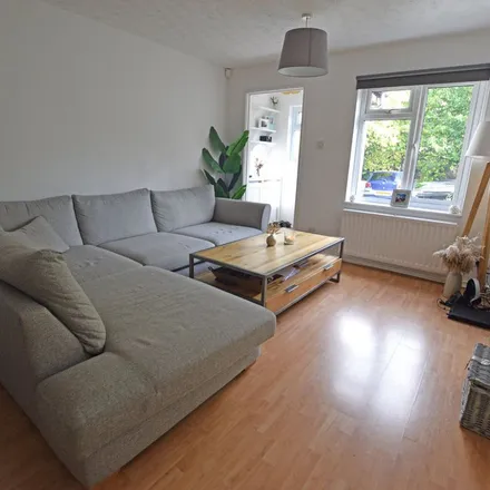 Image 3 - 72 Chantry Meadow, Exeter, EX2 8FR, United Kingdom - Apartment for rent