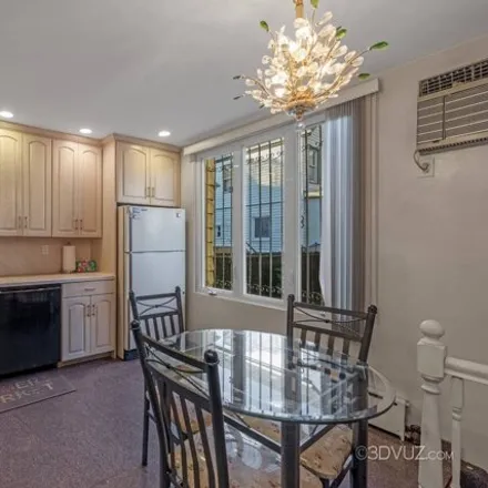 Image 9 - 907 Avenue M, New York, NY 11230, USA - House for sale