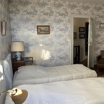 Rent this 5 bed house on 24230 Saint-Michel-de-Montaigne