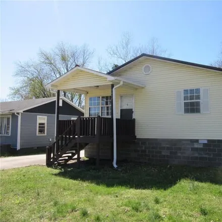 Buy this 2 bed house on 1937 Tennessee Street in Ashcroft Addition, Poplar Bluff