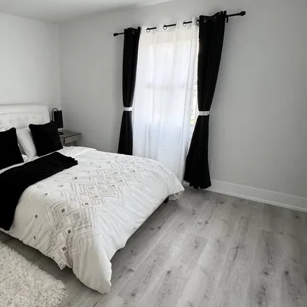 Image 3 - Silvertown, Niagara Falls, ON L2G 4A4, Canada - House for rent
