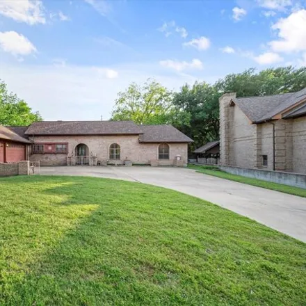 Image 2 - 6135 Circleview Drive, Haltom City, TX 76180, USA - House for sale