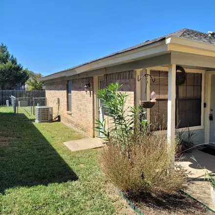 Image 2 - 7402 Nantucket Drive, Forest Hill, TX 76140, USA - Duplex for rent