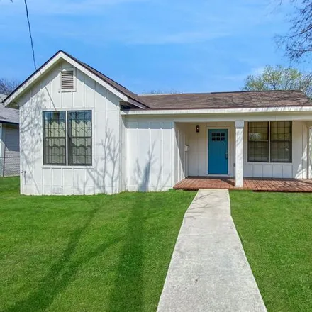 Rent this 3 bed house on 827 Denver Boulevard