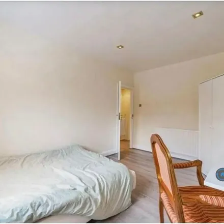 Rent this 3 bed apartment on Longhill Road in London, SE6 1SD