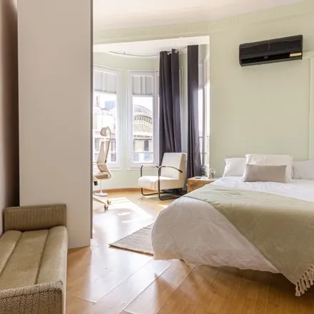 Rent this 6 bed room on Gran Via de les Corts Catalanes (lateral mar) in 480, 08001 Barcelona