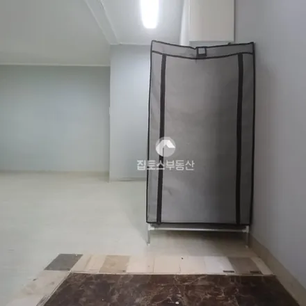Rent this studio apartment on 서울특별시 서초구 반포동 739-17