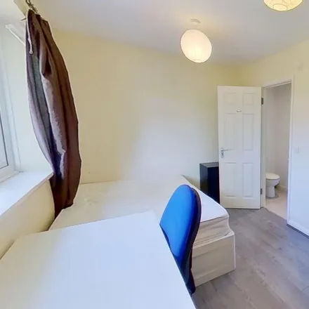 Rent this 1 bed room on 182 Guildford Park Avenue in Guildford, GU2 7NH