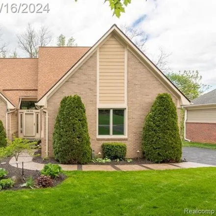 Buy this 4 bed house on Stoneridge Court in Commerce Charter Township, MI 48382