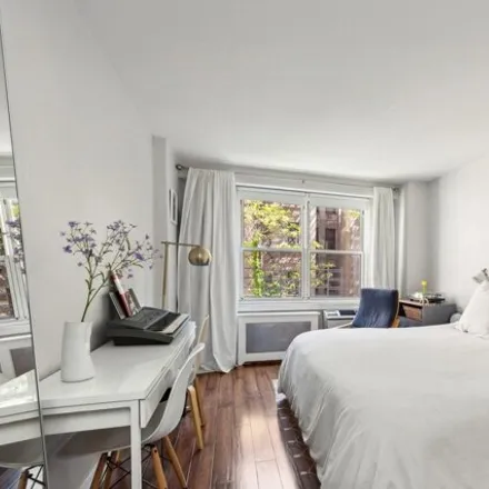 Image 3 - 401 East 74th Street, New York, NY 10021, USA - Apartment for sale