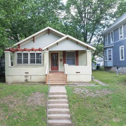 Buy this 3 bed house on 1118 W 7th St in Sedalia, Missouri