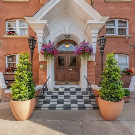 Rent this 5 bed apartment on Prince Edward Mansions in Moscow Road, London