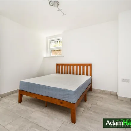 Image 5 - 150 Oakleigh Road South, London, N11 1LB, United Kingdom - Apartment for rent