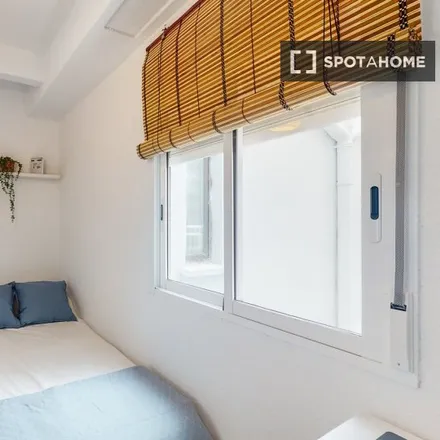 Rent this 5 bed room on Cerveceria Restaurante Islas Canarias in Carrer de les Illes Canàries, 46023 Valencia
