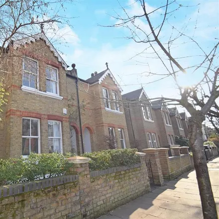 Rent this 5 bed duplex on Broadway Avenue in London, TW1 1RH