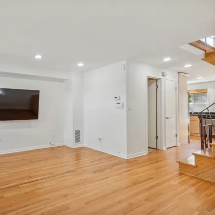 Image 3 - 1650 West Jarvis Avenue, Chicago, IL 60626, USA - Townhouse for sale