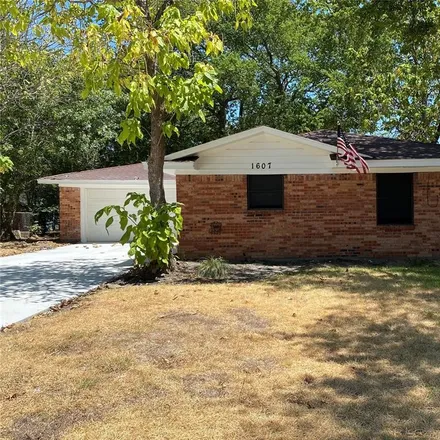 Buy this 3 bed house on 1607 Leon Street in Kaufman, TX 75142