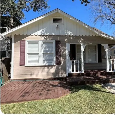 Buy this 3 bed house on 631 West Hollywood Avenue in San Antonio, TX 78212