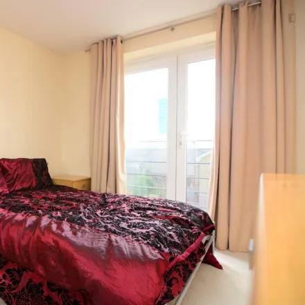 Rent this 3 bed room on 8 Hereford Road in Old Ford, London