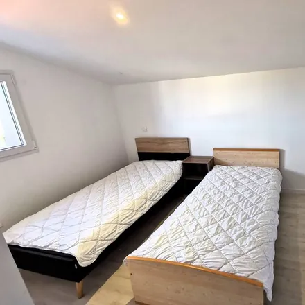 Rent this 4 bed house on Jard-sur-Mer in Rue du Maréchal Joffre, 85520 Jard-sur-Mer