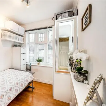 Image 7 - Capel Gardens, London, IG3 9DQ, United Kingdom - House for sale