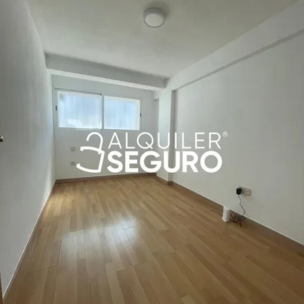 Image 7 - Calle de la Marquesa de Silvela, 28026 Madrid, Spain - Apartment for rent