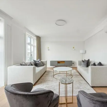 Image 2 - Chesterfield House, Chesterfield Gardens, London, W1J 7TL, United Kingdom - Room for rent