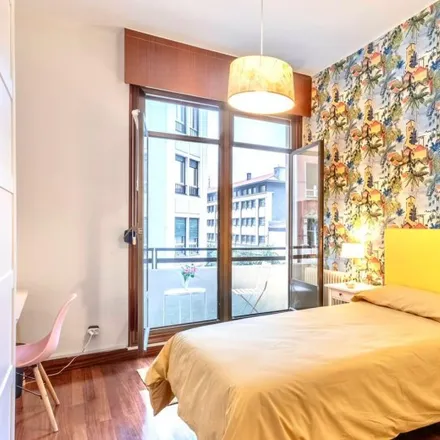 Rent this 4 bed room on Calle María Díaz de Haro / Maria Diaz Haroko kalea in 36, 48010 Bilbao