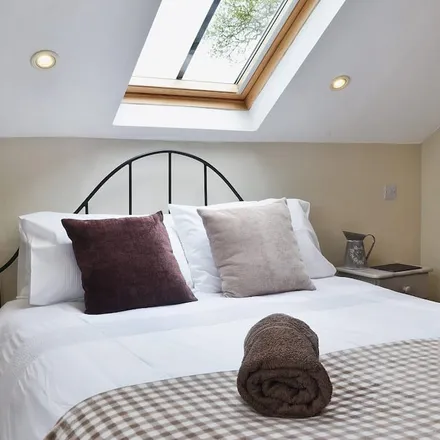 Rent this 3 bed townhouse on Llanbadarn Fawr in LD1 5SY, United Kingdom