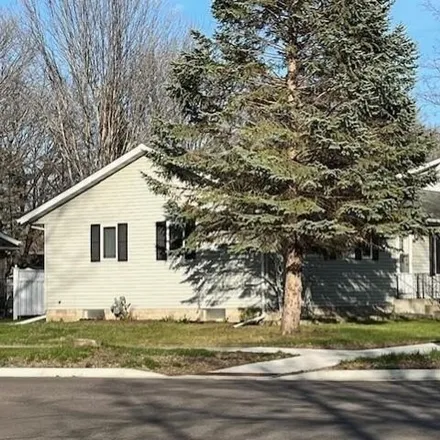 Image 2 - 325 West Chestnut Street, St. Peter, MN 56082, USA - House for sale