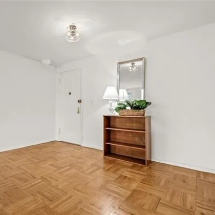 Buy this 1 bed condo on The Carlshire in 1 Washington Square, Mamaroneck