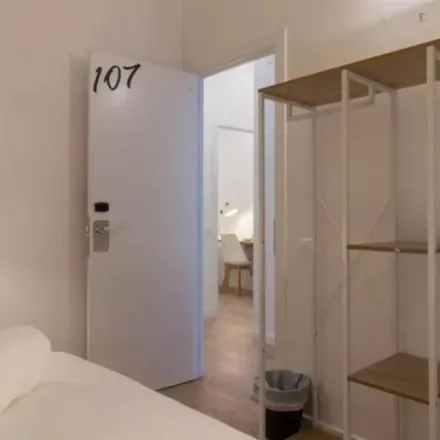 Rent this 6 bed room on Carrer dels Escudellers in 26, 08002 Barcelona