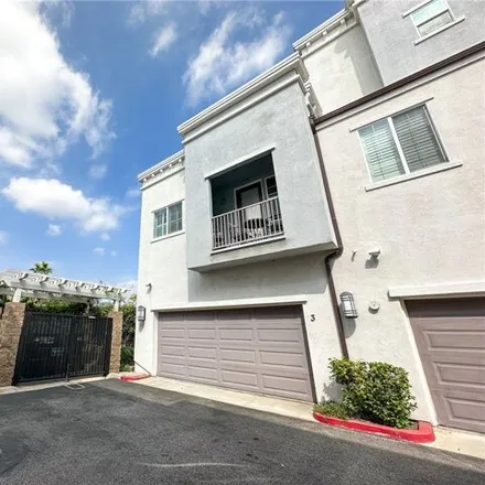 Buy this 3 bed house on Ozzy's Apizza in 357 Arden Avenue, Glendale