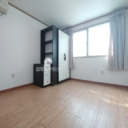 Rent this studio apartment on 서울특별시 관악구 신림동 1627-108