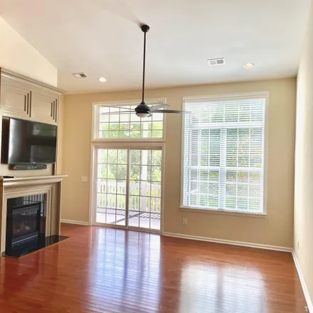 Image 2 - 828 Silverton Court, Cary, NC 27519, USA - Townhouse for sale