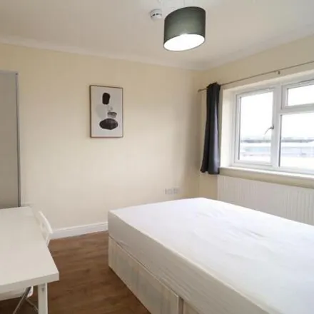 Image 3 - Camrose Avenue, South Stanmore, London, HA8 6ET, United Kingdom - House for rent