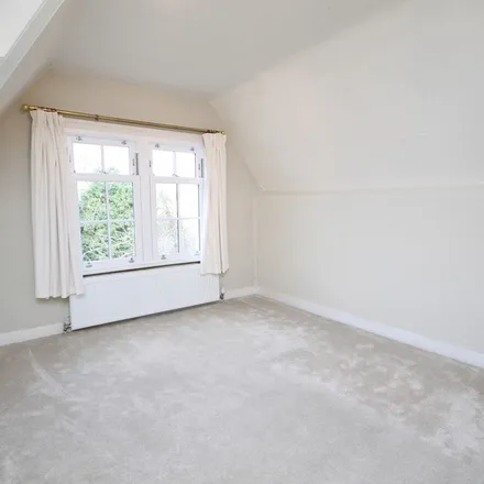 Image 3 - Harrow Road West, Dorking, RH4 3BA, United Kingdom - Apartment for rent