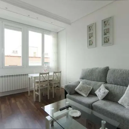 Rent this 3 bed apartment on Blanco in Calle de Jacinto Verdaguer, 28019 Madrid