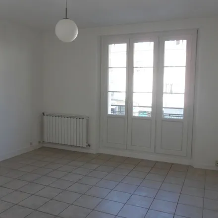 Rent this 3 bed apartment on 25 Rue de Patay in 45000 Orléans, France