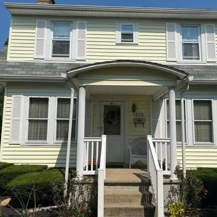 Buy this 3 bed house on 255 Mount Ida Avenue in Lancaster, OH 43130