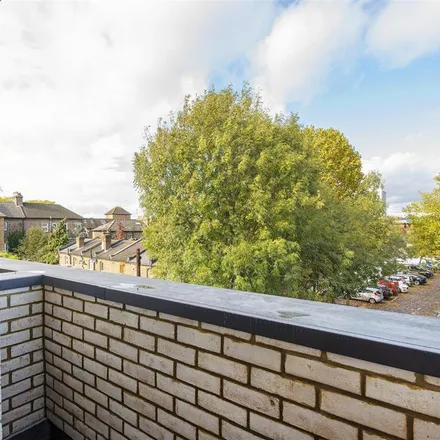 Rent this 3 bed townhouse on 18 Boston Road in London, W7 2AW